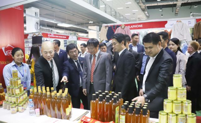 364615_4913514658058363_vna_potal_viet_nam-lao_tang_cuong_thuc_day_thuong_mai_7506622