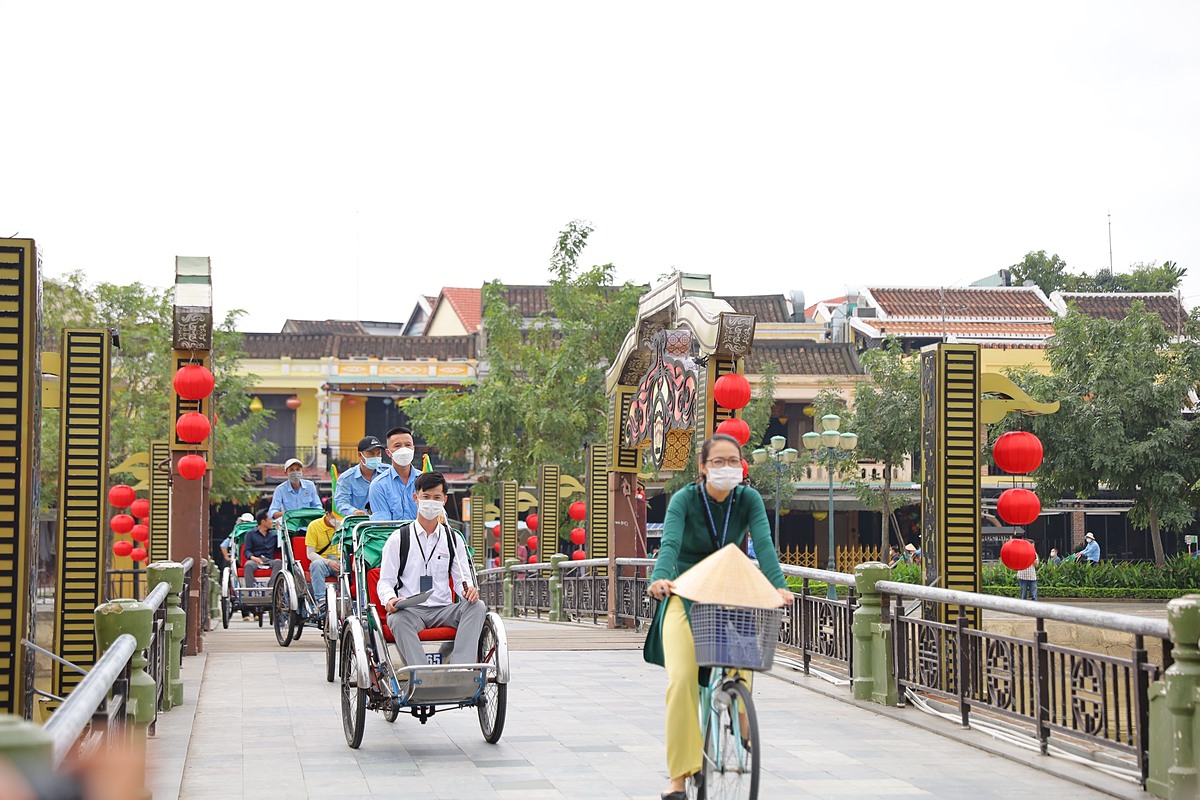 Tourists take cyclo rides around Hoi An ancient town, November 2021. Photo by VnExpress/Duy Hau