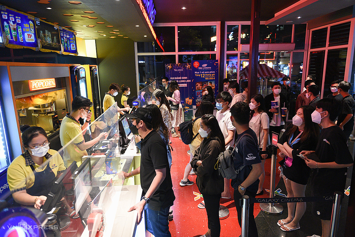 Many movie lovers waited in line to purchase tickets at a Galaxy Cinema in the Tan Binh District last Sunday.According to a representative of the cinema chain, the number of attendees coming in over the weekend was ten times higher than usual due to the new flicks Spider-Man: No Way Home and Stand By My Doraemon 2.