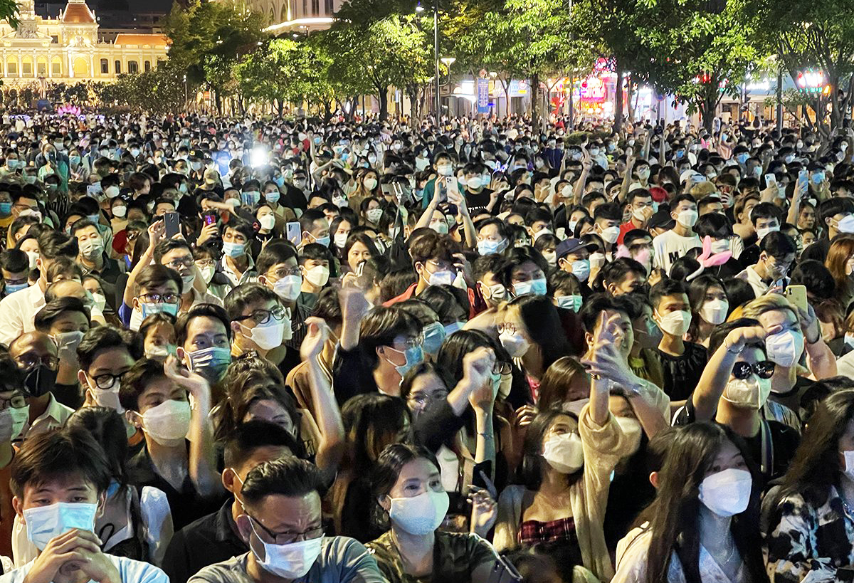 Thousands of people watch the New Years countdown program in HCMCs Nguyen Hue Street.