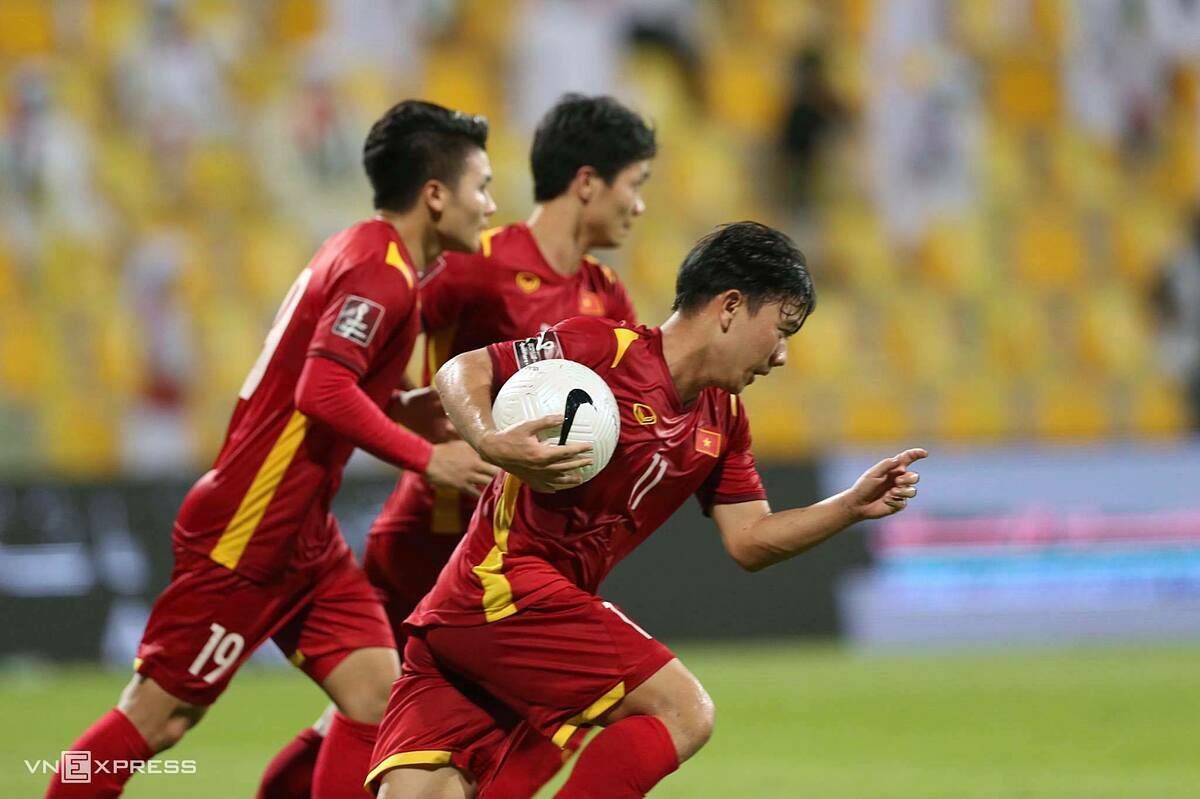 Tran Minh Vuong holds the ball as he and his teammates celebrate his goal in a World Cup qualifier game against the UAE, June 15, 2021. Photo by VnExpress/Lam Thoa