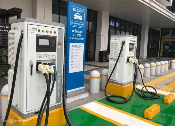 A fast charging station for electric cars at a shopping mall in Hanoi. Photo by VnExpress