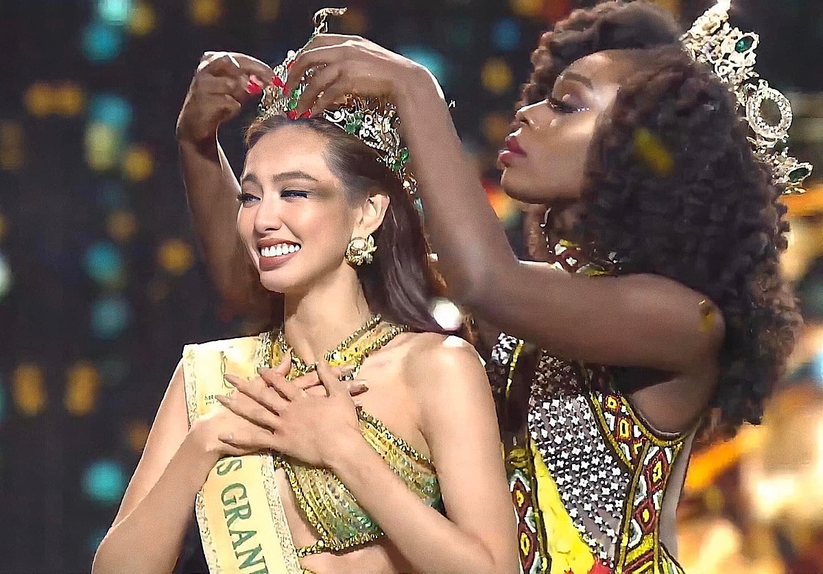 Tien receives the crown from Miss Grand International 2020, Abena Appiah from the U.S. Photo courtesy of Tien