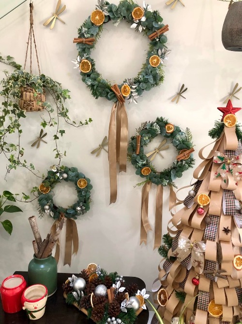 Huong and her son also made their own laurel wreaths with different sizes from eucalyptus, pine branches, oranges, cinnamon and ribbons.  Paper pine and laurel wreaths are made very quickly, the materials are easy to find and the cost is low, all children can participate in making them, Huong said.