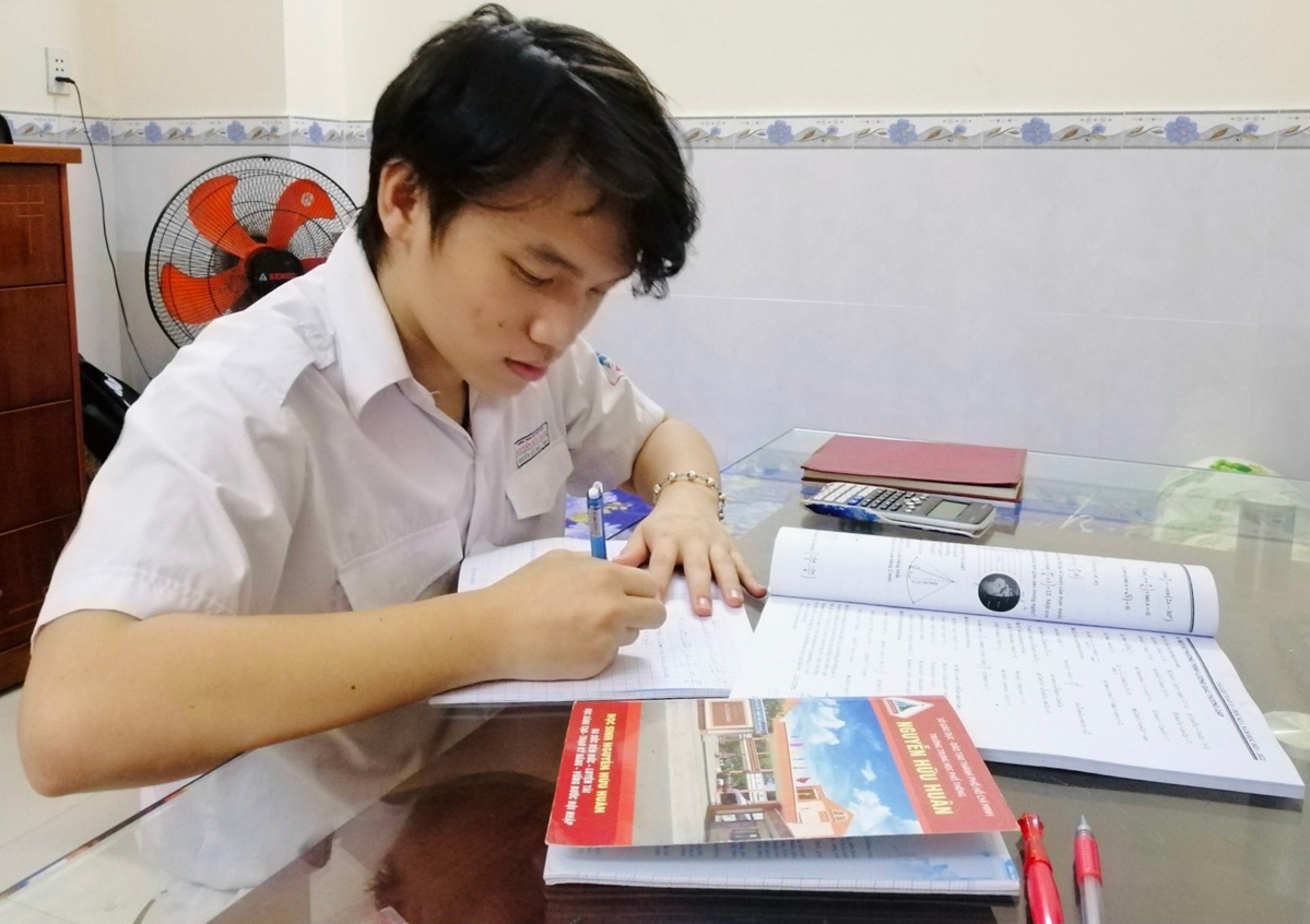 Nguyen Duc Bao attends online classed at home in HCMCs Thu Duc City in early November 2021. Photo courtesy of Bao