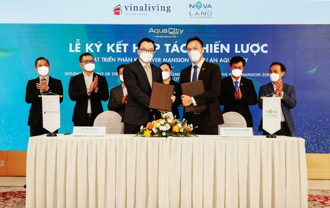 Representatives of Novaland and VinaLiving sign a cooperation agreement to develop the River Mansion of the Aqua City. Photo: Minh Tri