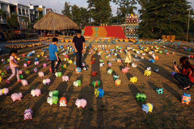 Welcome Tet with thousands of piggybanks at Dong Nai park