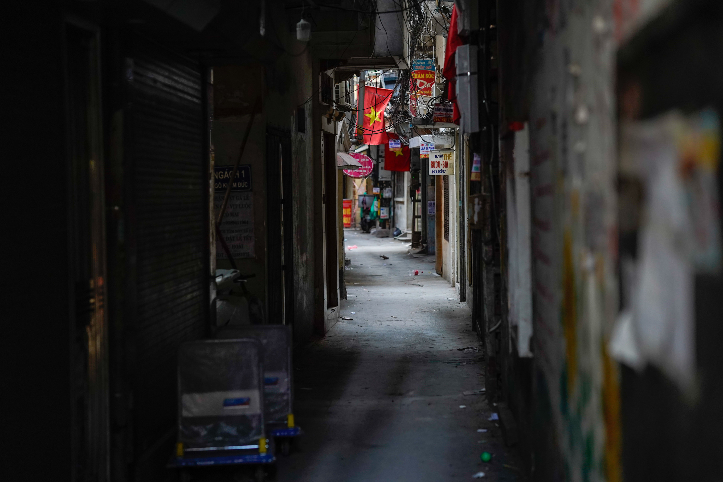 An alley under Covid-19 lockdown in Hanoi, December 1, 2021. Photo by VnExpress/Pham Chieu