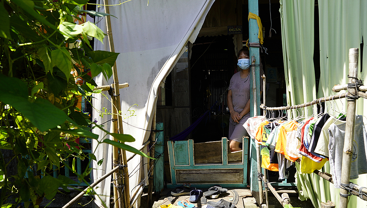 Hau in her collapsed hut in An Giang, October 2021. Photo by VnExpress/Hoang Nam