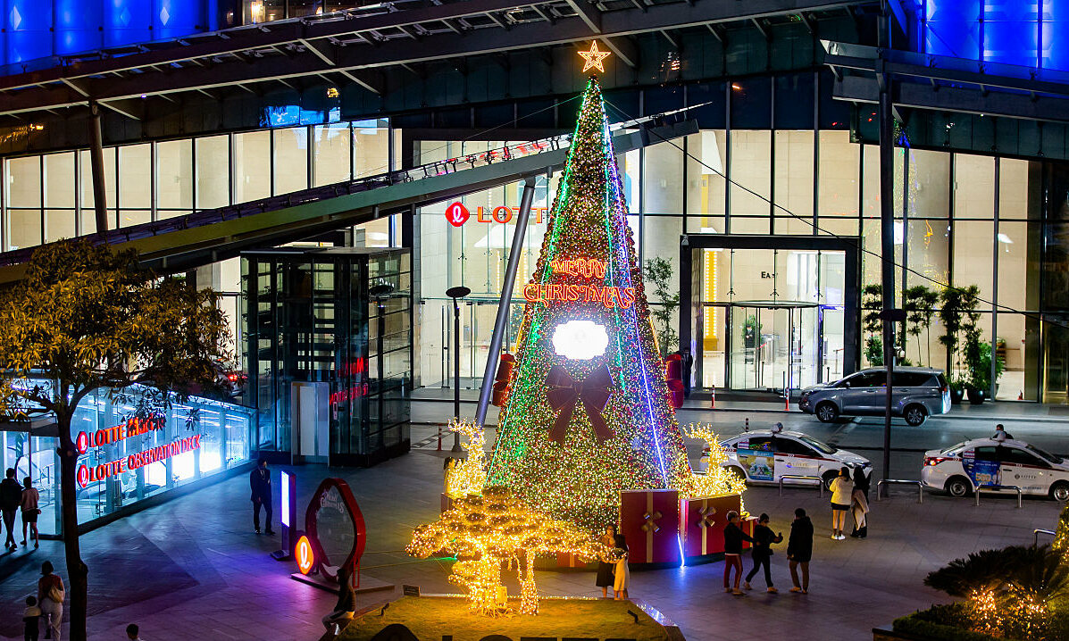 The Lotte building in Ba Dinh District is decorated with a 5-meter high Christmas tree, attracting many urbanites to come and take photographs.