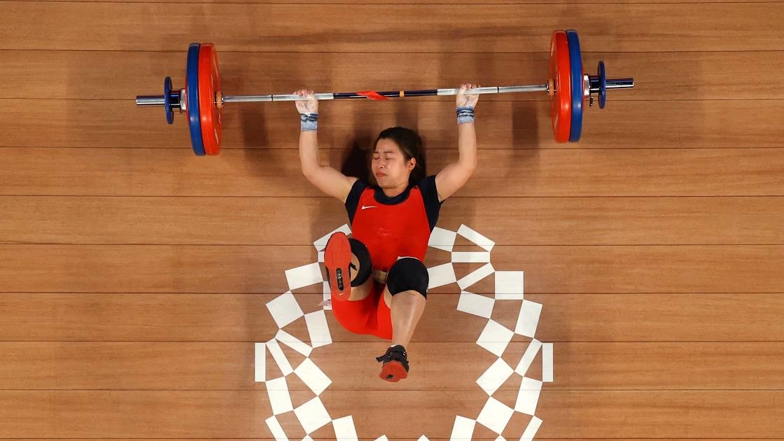 Hoang Thi Duyen fails to lift 119 kg in Olympic weightlifting on July 27, 2021. Photo by Reuters.
