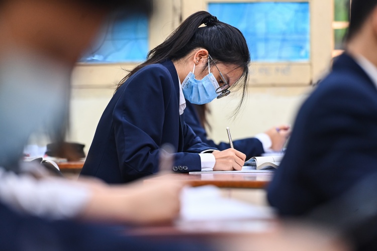 A high school student is at class in Hanoi, December 2021. Photo by VnExpress/Giang Huy