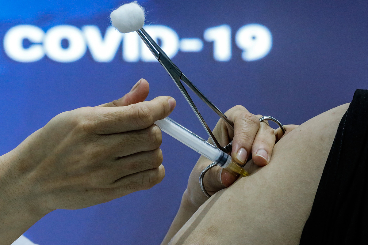 A medic administers a Covid-19 vaccine shot in HCMC, June 2021. Photo by VnExpress/Huu Khoa