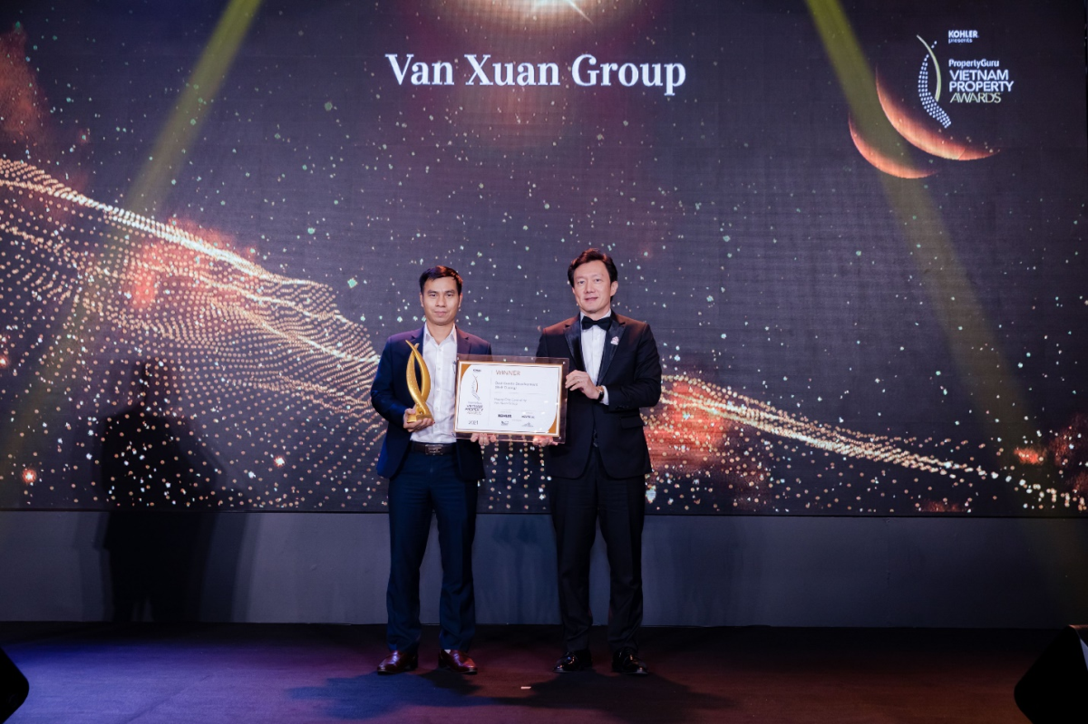 Doan Van Hoat (L), General Director of Van Xuan Group receiving the award from the Organizing Committee. Photo by Van Xuan Group