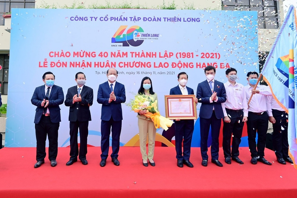 Thien Long Group and Chairman Co Gia Tho have been awarded Third-Grade Labor Order for nonstop efforts in building the Vietnamese brand in the global market and significant contributions to Vietnam’s education. Photo by Thien Long