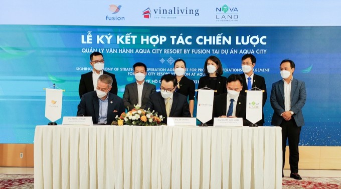 Representatives of Novaland, VinaLiving signed a cooperation agreement with Fusion Hotel Group to operate and manage the Aqua City Resort by fusion at Aqua City. Photo by Minh Tri