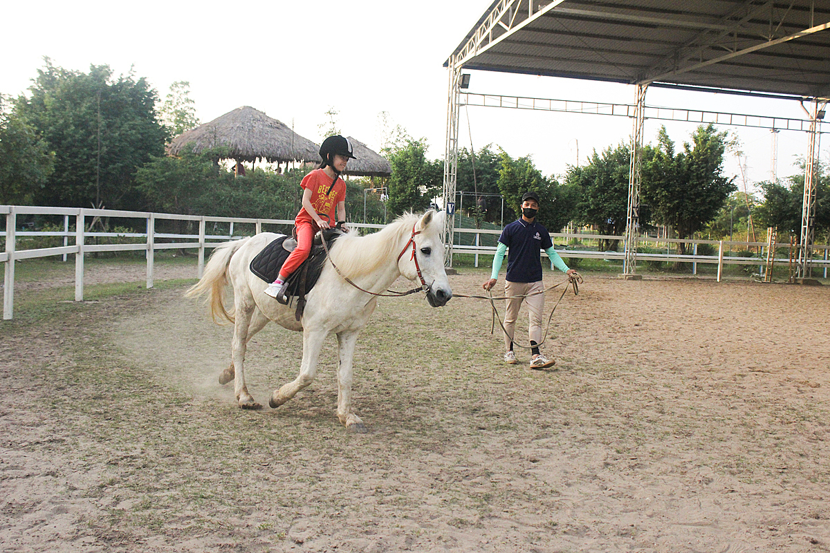 Quynh Anh tries her first horse-riding demo class. Photo by VnExpress/Quynh Nguyen