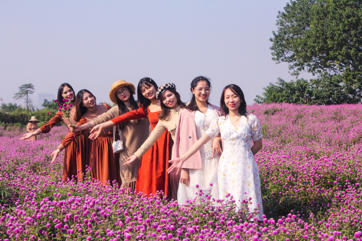 A group of friends poses for a photo at a chrysanthemums field in Hanois Long Bien District, December 2021. Photo by VnExpress/Quynh Nguyen