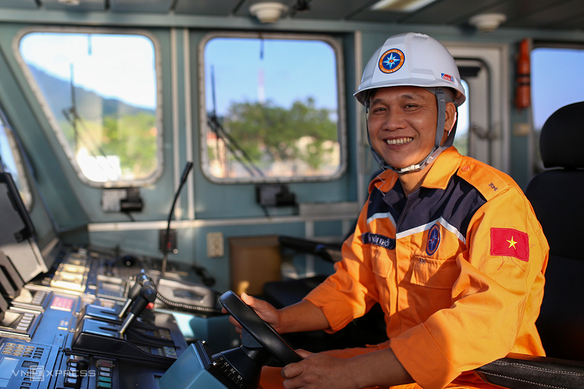 Tran Van Khoi works at Regional Maritime Search and Rescue Coordination Centre No.2 in central Da Nang City, December 2021. Photo by VnExpress/Nguyen Dong