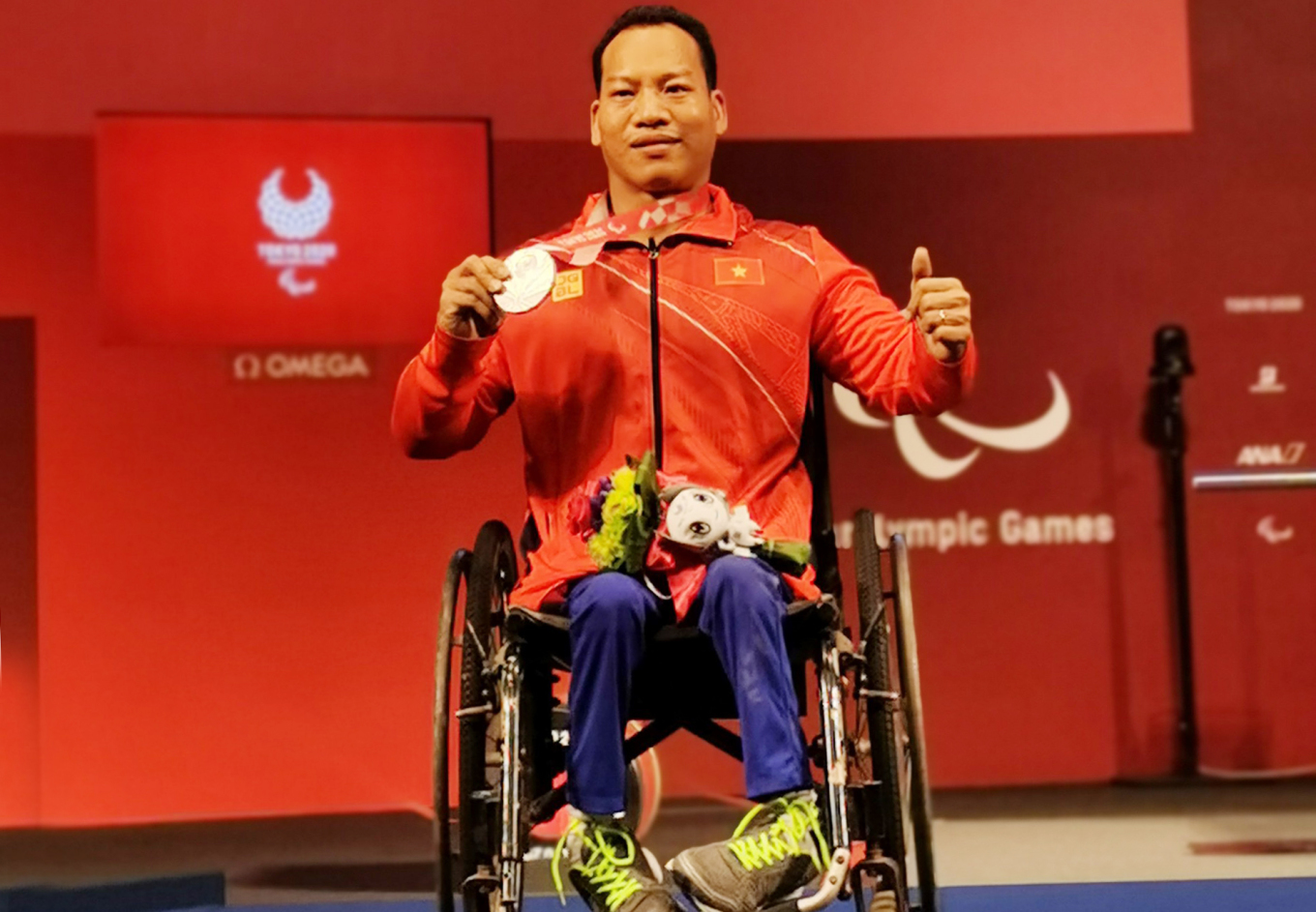Le Van Cong with his silver medal at Tokyo Paralympics on August 26, 2021. Photo courtesy of Vietnam Sports Delegation