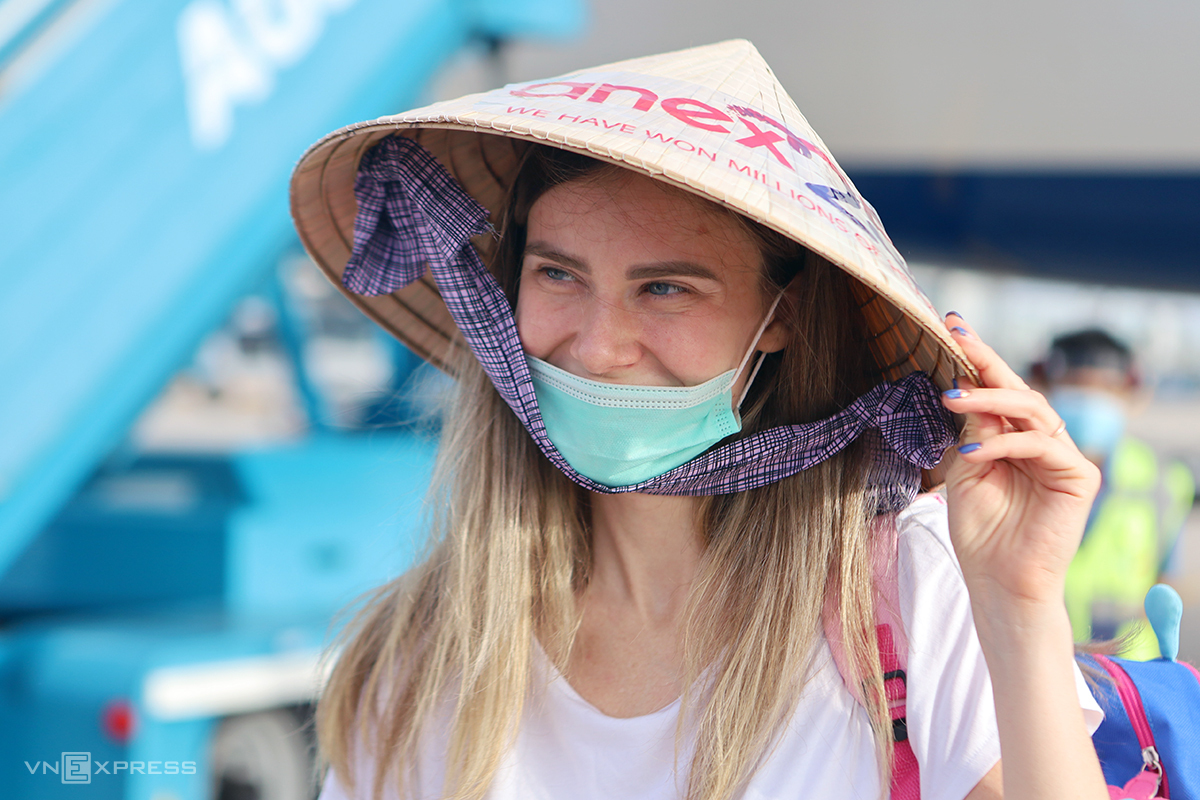A Russian female tourist wearing the traditional non la (conical hat) arrives in Cam Ranh Airport, Khanh Hoa Province on December 26 2021. Photo by VnExpress/Xuan Ngoc