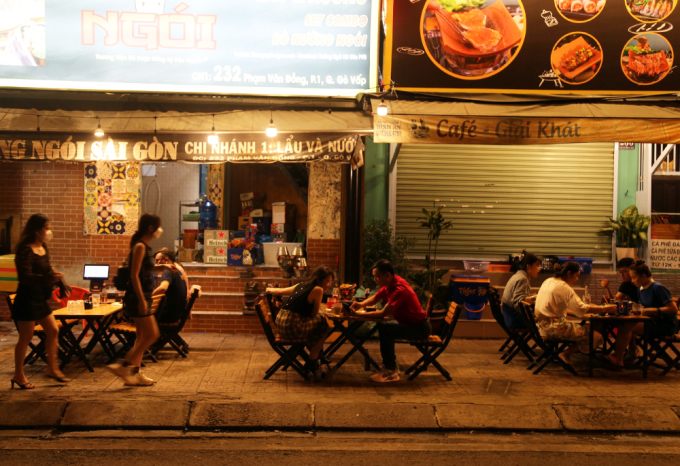 A food establishment on Pham Van Dong Street, HCMCs Go Vap District, on Nov. 28, 2021. Photo by VnExpress/Dinh Van