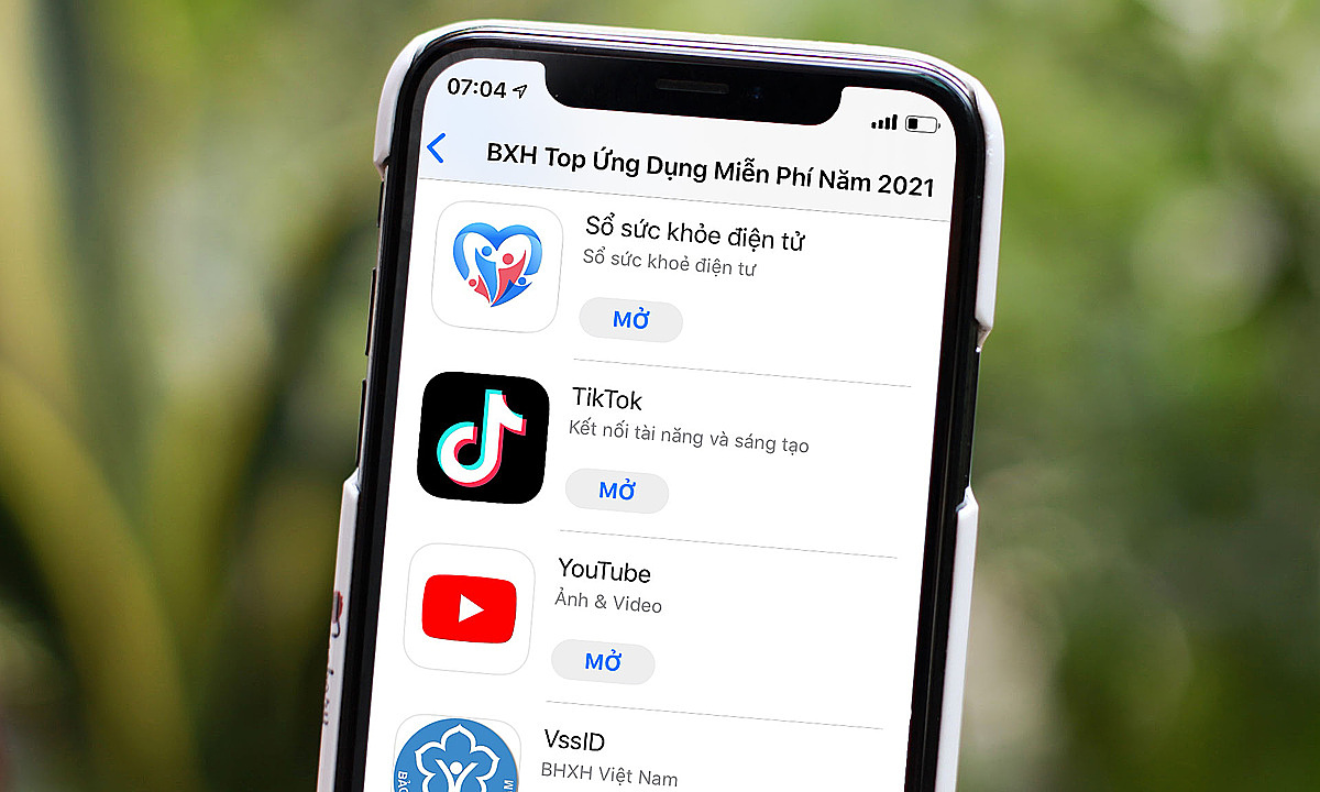The Electronic Health Book (So Suc Khoe Dien Tu) is in the fourth position in the list of free apps downloaded in Vietnam by iOS users in 2021. Photo by VnExpress/Khuong Nha