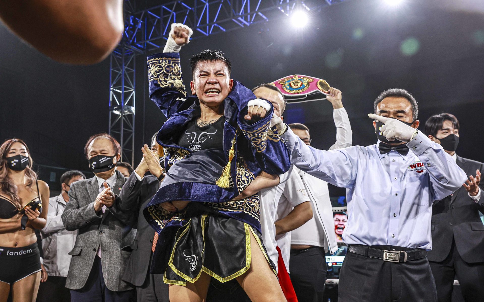 Nguyen Thi Thu Nhi celebrates after winning the WBO World belt on October 23, 2021. Photo by VnExpress/Nghia Phu