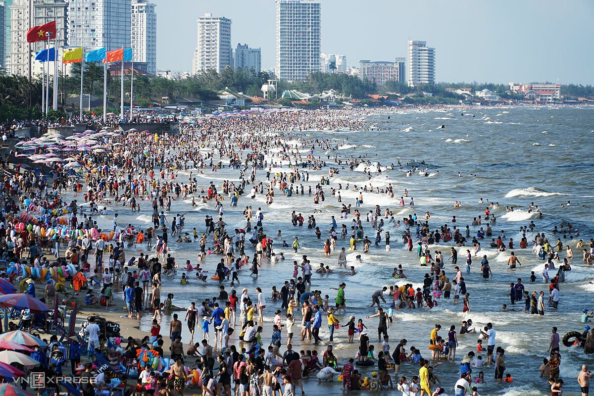 Vung Tau beach town is flooded with holidaygoers on April 30 2021. Photo by VnExpress/Dang Khoa