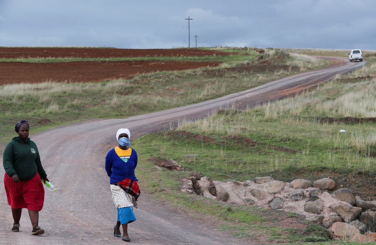 Women walk on a dirt road while using a handkerchief to cover their nose, as the new coronavirus variant, Omicron spreads, in Qumanco village in the Eastern Cape province of South Africa, Nov. 30, 2021. Photo by Reuters
