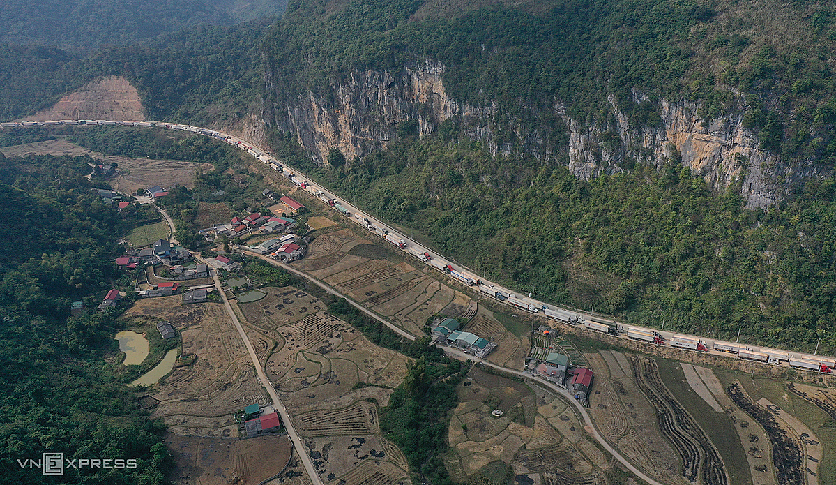 Hundreds of trucks queue up at the Tan Thanh border gate in the northern province of Lang Son on the morning of Dec. 16, 2021 awaiting their turn for customs clearance. Photo by VnExpress/Ngoc Thanh