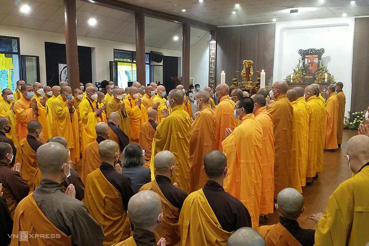 Monks and disciples gather at the Full Moon Meditation Hall of Tu Hieu Pagoda, January 23, 2022. Photo by VnExpress/Vo Thanh