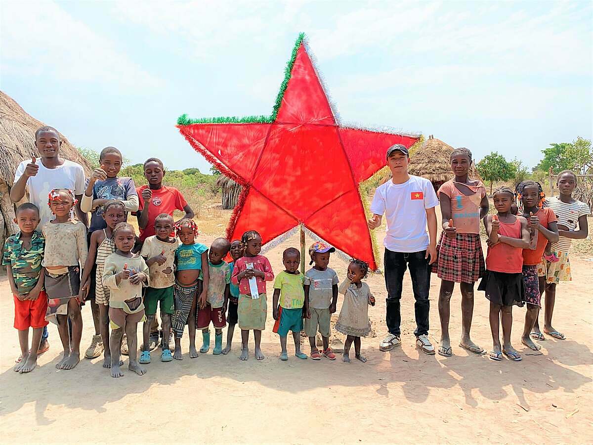 Pham Quang Linh poses for pictures with locals in Angola in January 2021. Photo courtesy of Linh