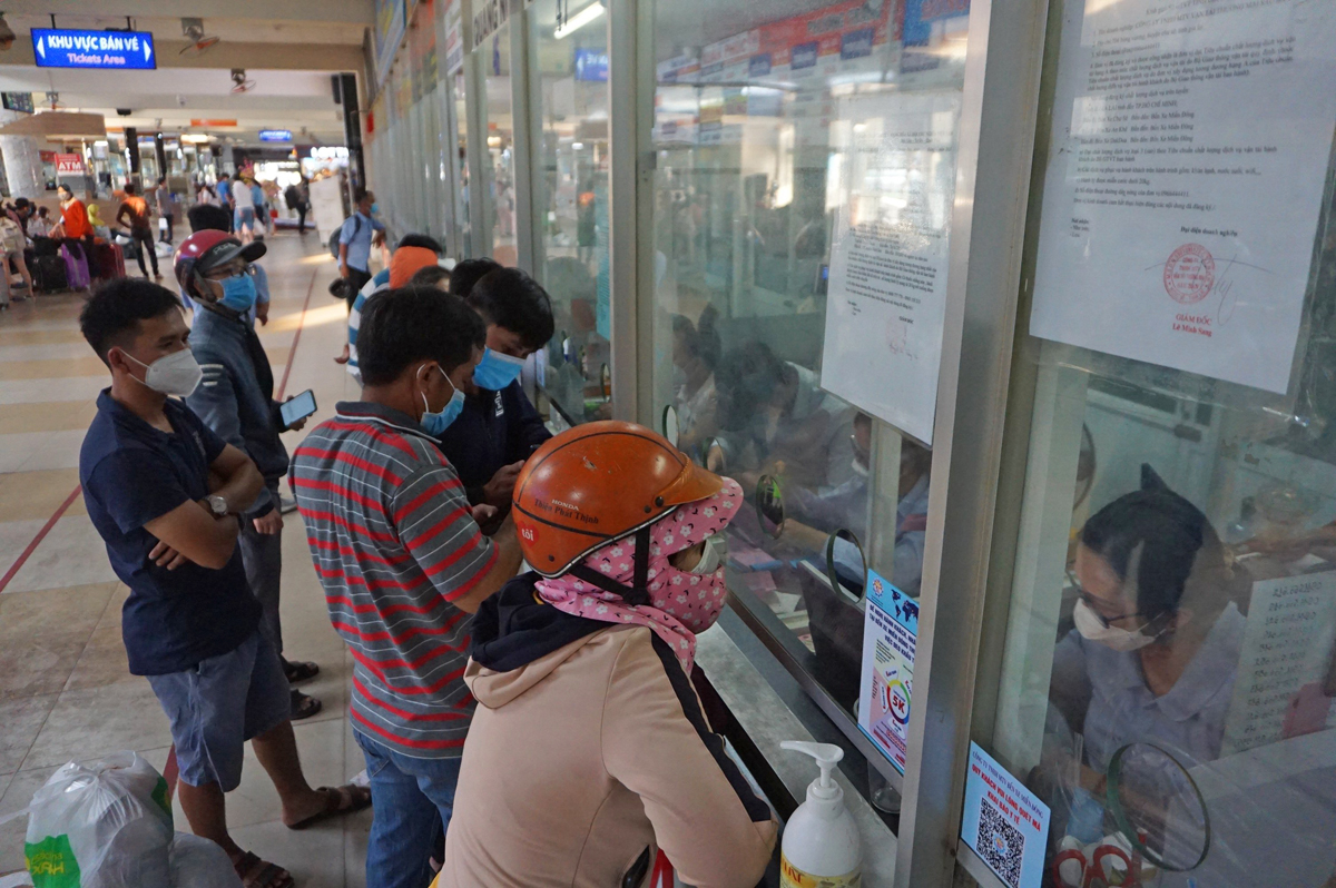 People purchase tickets at the Mien Dong Bus Station in HCMC, January 23, 2022. Photo by VnExpress/Gia Minh