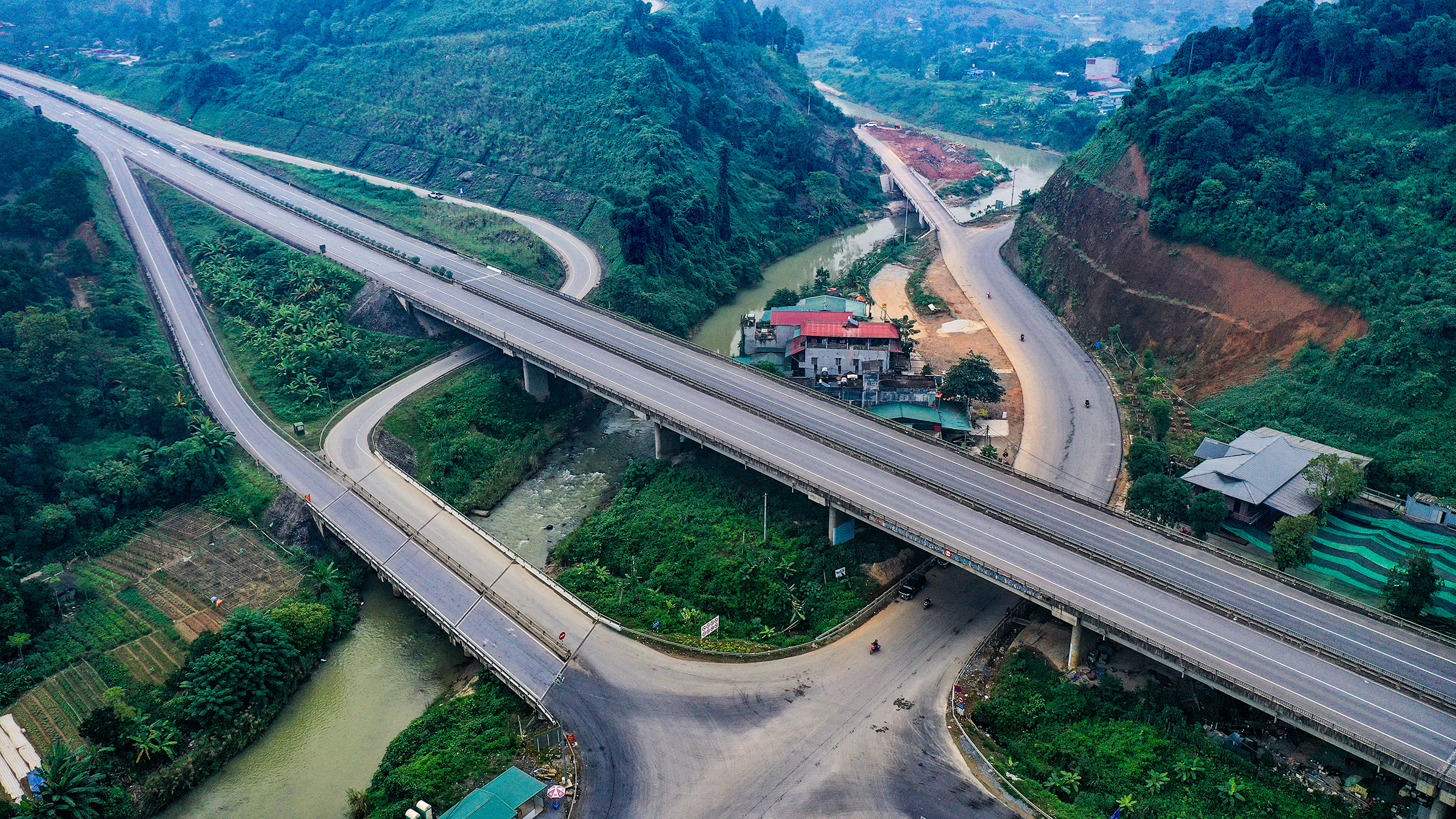 A part of the Noi Bai - Lao Cai Expressway that connects Hanoi with Lao Cai Province, November 2021. Photo by VnExpress/Giang Huy
