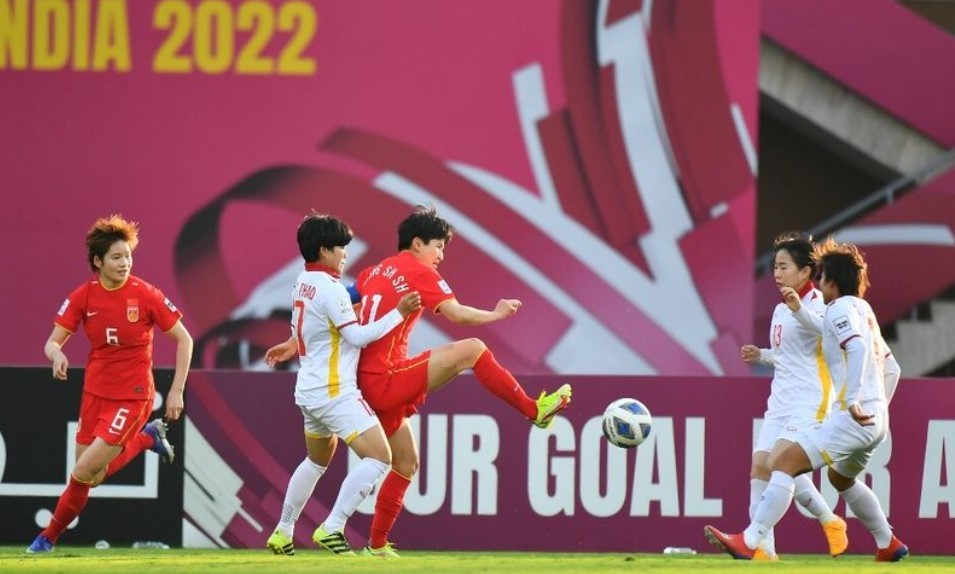Chinas Wang Shanshan (C) tries to take the ball past Vietnamese defenders at their Womens Asian Cup quaterfinal on January 30, 2022. Photo by the Asian Football Confederation