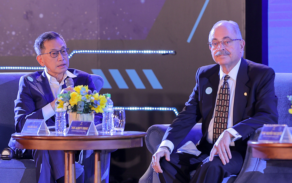 Dang Van Chi, director of the Ludwig Institute for Cancer Research in the U.S. and Professor Albert Paul Pisano of the University of California at the Conversation with VinFuture Prize Council and Pre-Screening Committee event in Hanoi, January 18, 2021. Photo by VnExpress/Hai Nam