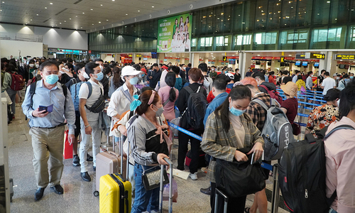 Hanoi, HCMC airports overrun by eager travelers heading home for Tet