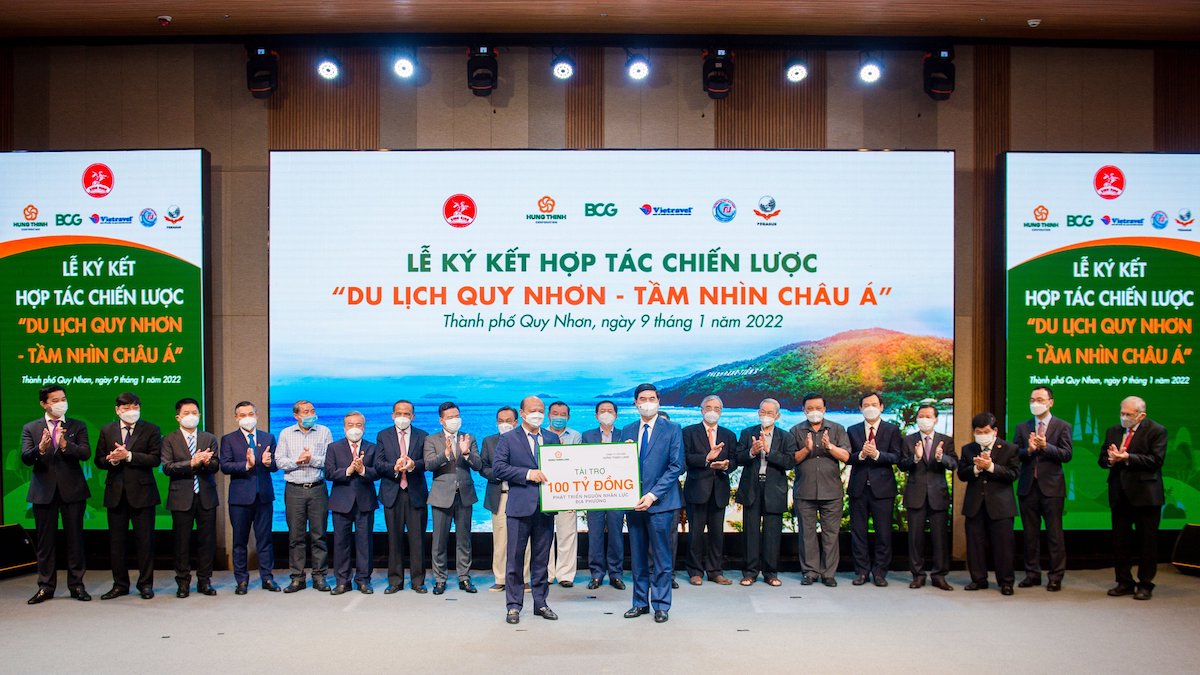 On behalf of Hung Thinh Corp, Le Trong Khuong, general director of Hung Thinh Land  (L) donated VND100 billion to Binh Dinh Peoples Committee to develop human  resources in tourism.