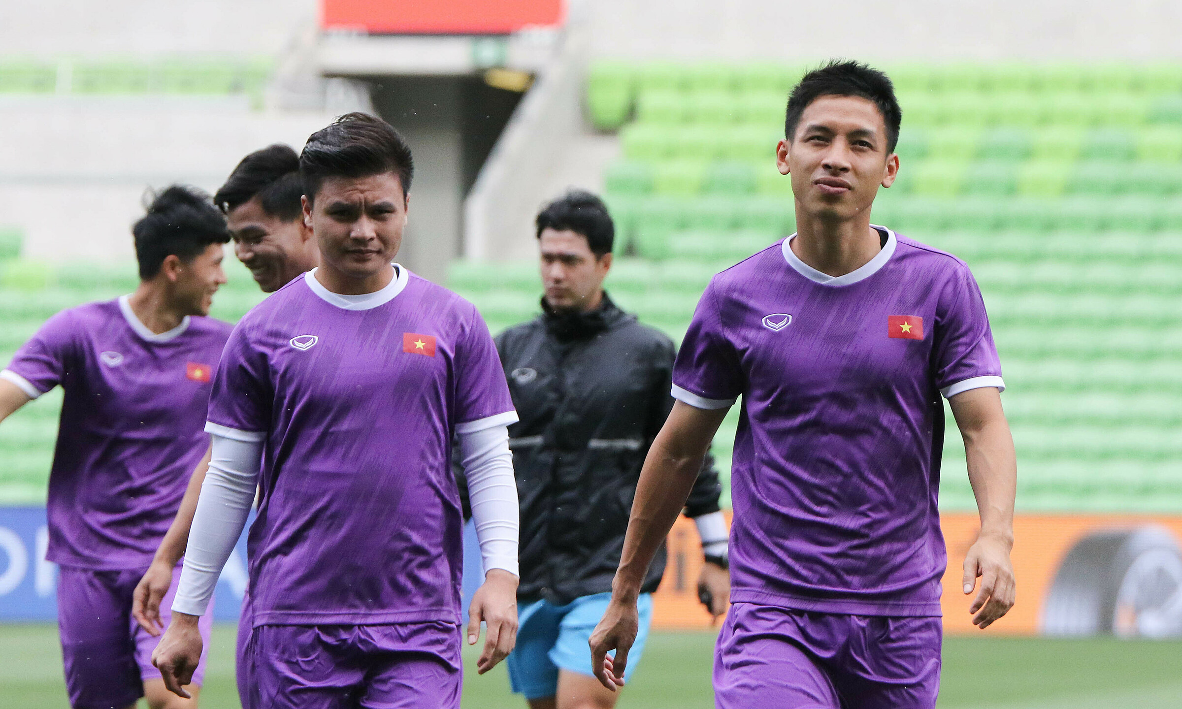 Vietnams new captain Do Hung Dung (R) will be playing his first game with the national team after suffering a shin bone fracture in a V. League match in March 2021. Photo by Vietnam Football Federation