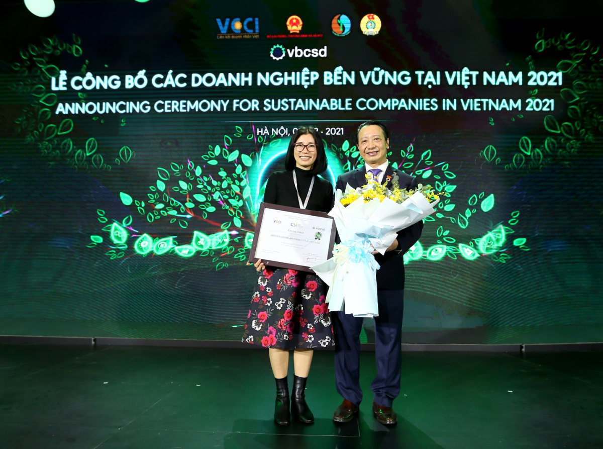 Do Hoang Anh, Head of Legal & External Affairs, BAT East Asia Cluster, represents BAT in Vietnam to receive the certificate honoring BAT in the Top 100 sustainable companies in Vietnam. Photo by BAT