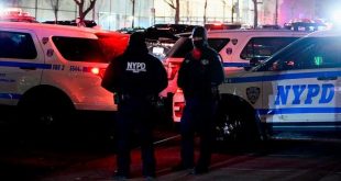 New York mayor calls for national action on guns after death of police officer