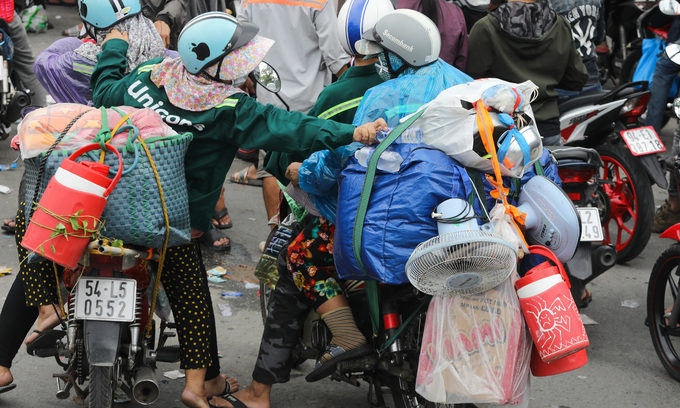 Migrant workers leave HCMC for their hometown in the Mekong Delta, October 1, 2021. Photo by VnExpress/Quynh Tran