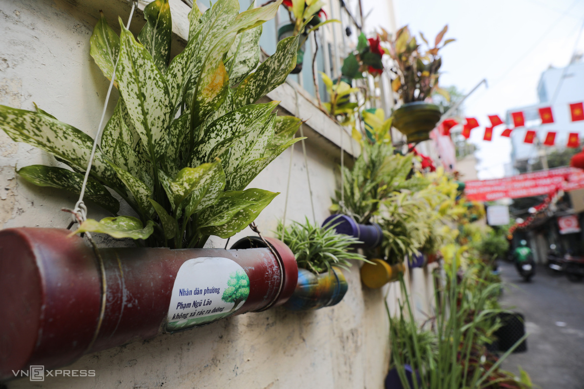 Residents in the alley have also hung up with plants grown out of pots made with recycled materials.