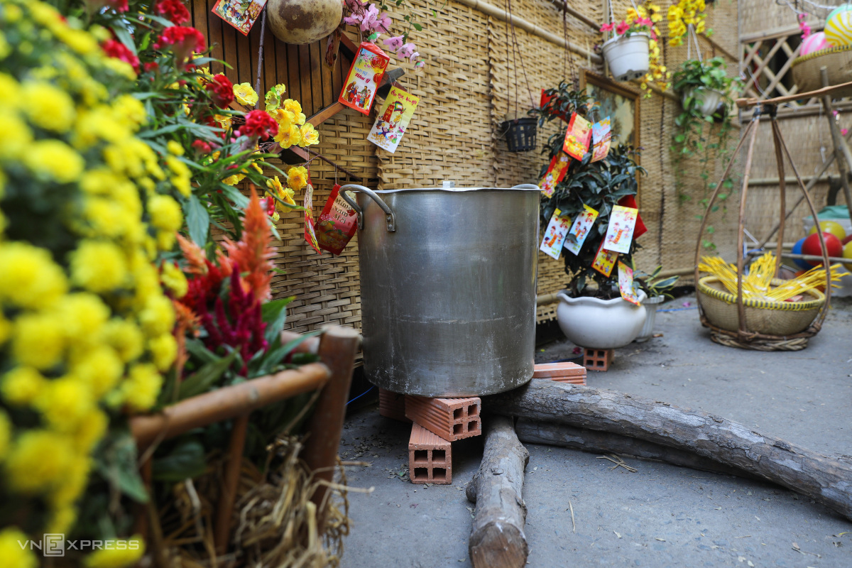 The street is filled with decorations replicating the familiar Tet scenes like giant cooking pots sitting over naked flames, red envelopes and banh chung (glutinous rice cake).