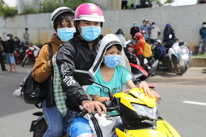 A family leaves HCMC to return to their hometown in August 2021. Photo by VnExpress/Quynh Tran