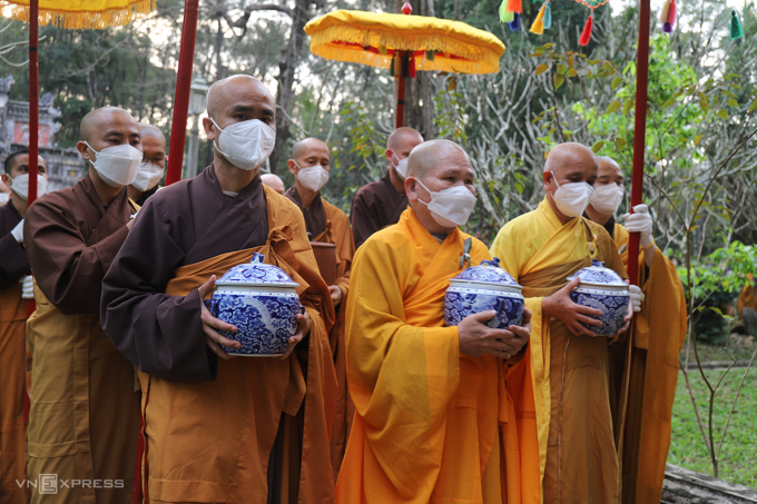 The relics of Zen Master Thich Nhat Hanh were brought to Tu Hieu pagoda. Photo by VnExpress/Vo Thanh