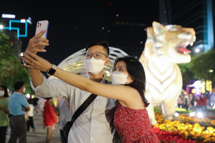 A couple takes picture at Nguyen Hue street on Jan 29, 2021. Photo by VnExpress/Quynh Tran