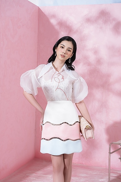 An A-line skirt and a sleeveless organza silk shirt are ideal for a variety of occasions including going to work, on a date or just a casual walk.