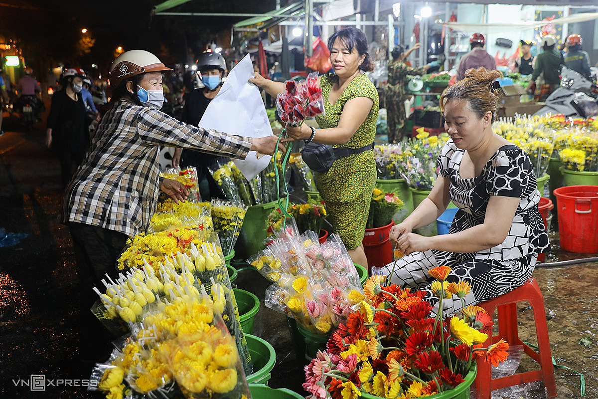 No heads to the market at 5 a.m. to buy offerings for the God of Wealth Day (Caishen Day or Than Tai in Vietnamese).She explains that because she works as a wholesale vegetable seller at Ba Queo Market, she would first go to a nearby stall to buy flowers and fruits after delivering the goods.  She buys gerbera daisies (hoa dong tien, meaning money flower in Vietnamese), wishing it would bring her  good fortune on this special day.The God of Wealth, worshipped by many families on the 10th day of the first lunar month (Feb. 10 this year), is believed to control money and finance. People, especially families doing business, pray to Him for wealth and luck for the whole year.